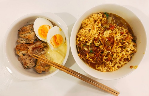 日清カップヌードルカレー味にバターチキンプラス