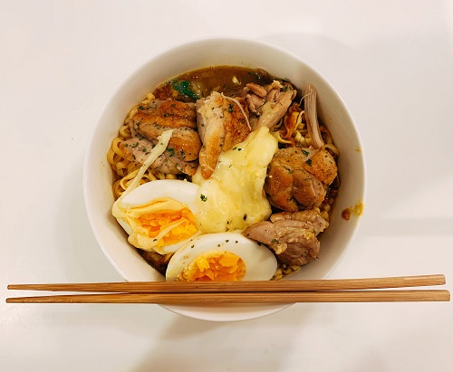 日清カップヌードルカレー味にバターチキントッピング