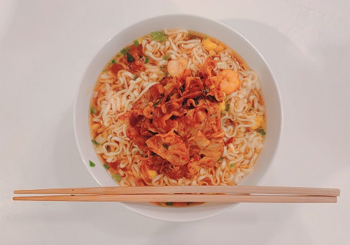 日清カップヌードルに豚キムチトッピング