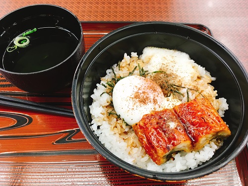やらまいか亭のうなトロ月見丼