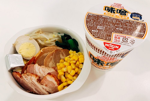 日清カップヌードル味噌味とバターコーン