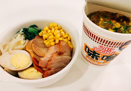 日清カップヌードル味噌味とバターコーンの写真