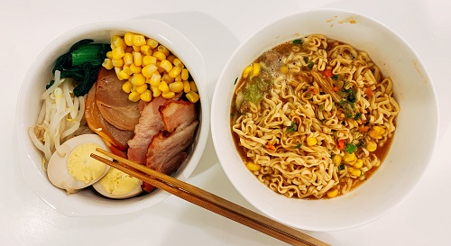 日清カップヌードル味噌味にバターコーンプラス