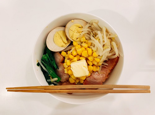 日清カップヌードル味噌味にバターコーントッピング