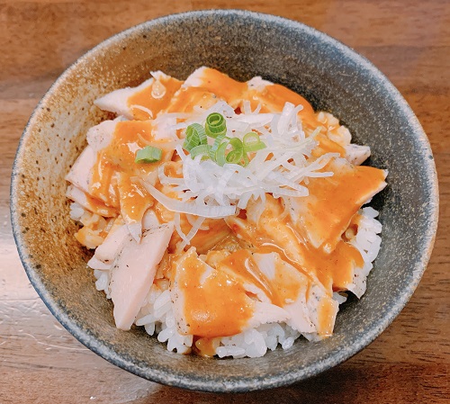 麺屋龍壽の鶏チャーシュー丼(コク旨カレー味)