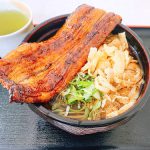駅の出入り口にご飯屋が!駅のうなぎ屋やまよしさん名物!うなぎうどん☆