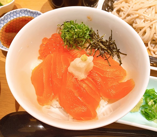 京ぜん(羽田空港)の鮭イクラ丼