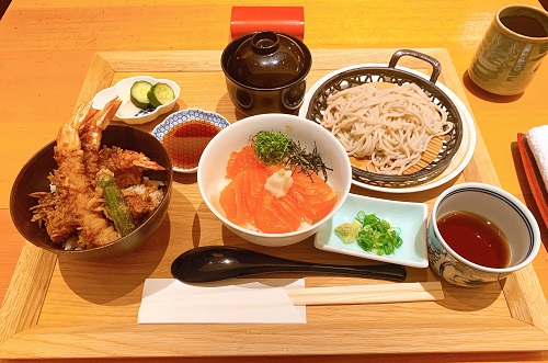 京ぜん(羽田空港)ハーフ&ハーフ丼とミニ蕎麦のセット