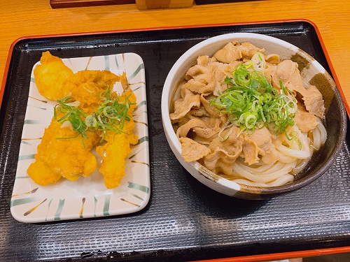 麺や富士うどんの豚肉ぶっかけうどんと天ぷら