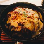 羽田の夜景を見ながらお酒と飯を食らう!LDH kitchen THE TOKYO HANEDAさんの鍋焼きハンバーグカレー