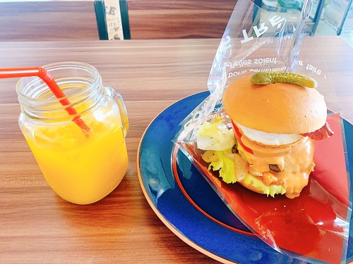 グラニーズカフェの三ヶ日牛バーガーとオレンジジュース
