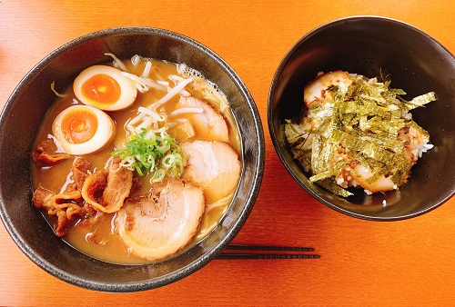 中華そばうえたいの煮たまご入りにく肉とチャーシュー丼