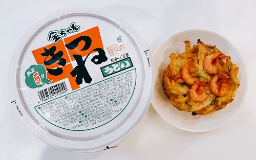 金ちゃんきつねうどんとかき揚げ