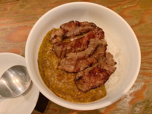 うしごろバンビーナ五反田店のうしごろ特製カレーとハラミ