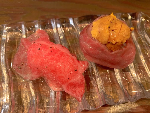 うしごろバンビーナ五反田店のサーロインの炙り握り雲丹添えとリブロースの炙り握り