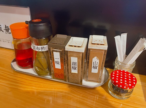 濃厚担々麺はなび 名駅店の調味料