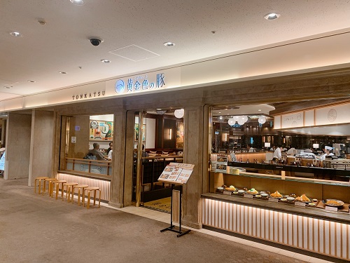 黄金色の豚の店舗前