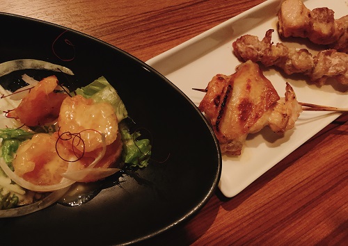 CHICKEN CONCEPT DINING 炙やのプリプリえびのチリマヨソースと串焼き盛り合わせ(5本)