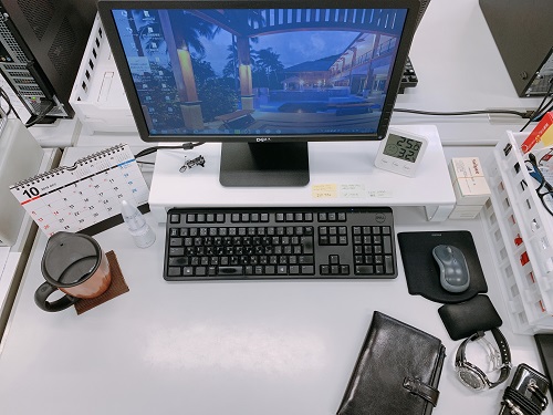 TFの品質管理室のデスクトップ前