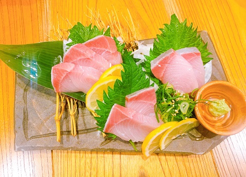 うまかもん博多酒場の久良の寒ブリのお刺身