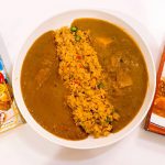 やっと出来た~!今では定番のカレー2種盛りをレトルトで再現するとこうなる☆