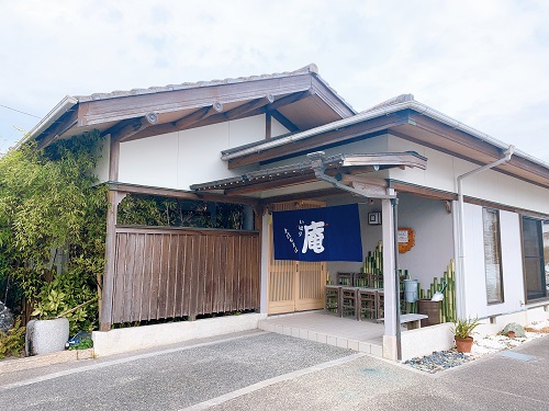 手打ちそば 庵の店舗前