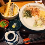 ボリュームたっぷりの「大海老天丼と選べるそばの定食」そじ坊のランチが破壊力抜群!