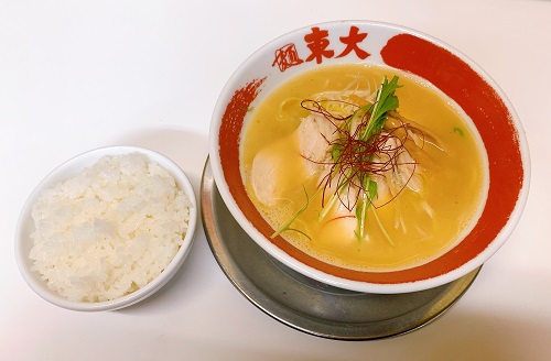 ラーメン東大本店の鳴門渦潮塩とんこつラーメンとライス