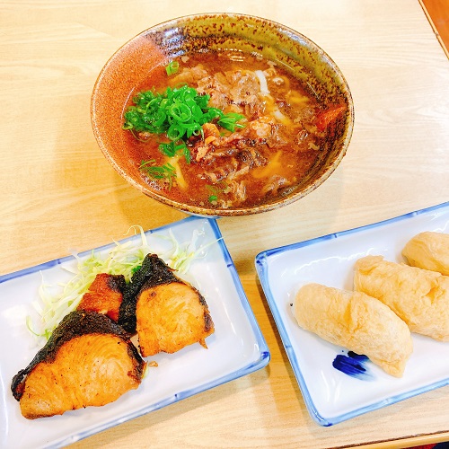 あそこ食堂の肉うどんと鰤の塩焼きといなり寿司