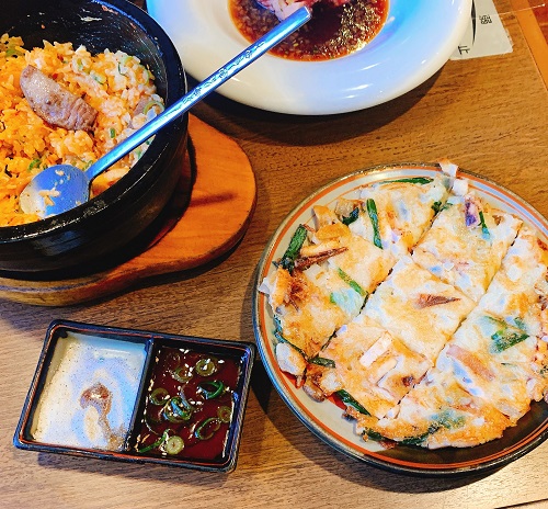 じゃんじゃかの石焼チーズビビンバとイカとお野菜をもっちり焼き上げたチヂミ