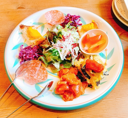 スガッチィーのお菜とサラダの盛合わせ