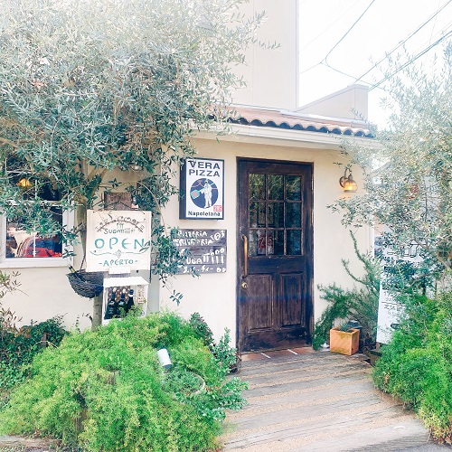 スガッチィーの店舗前