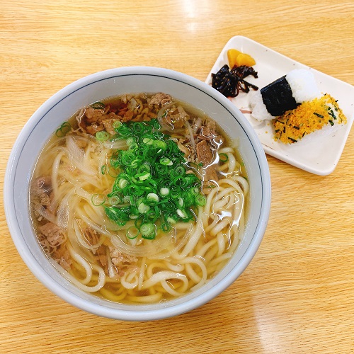 手打ちうどん そがわの肉うどんとおにぎり