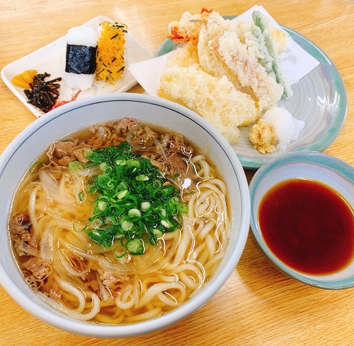 手打ちうどん そがわの肉うどんとおにぎりと天ぷら盛合わせ