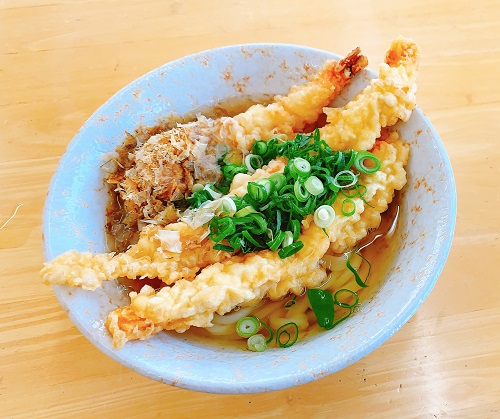 とば作のうどんと海老・イカフライ