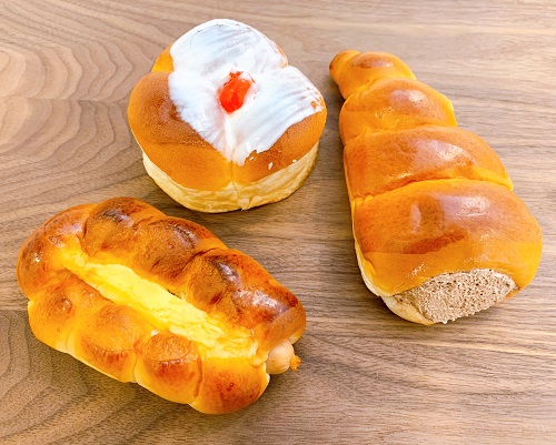 ドイツ軒の三色パンとコロネとソーセージパン