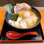 特大のコショウ味豚肉が印象的で どこにもない味わい!福ろうさんの特製福ろうそば♡