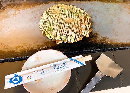 かく庄の鉄板とコテとかく庄焼