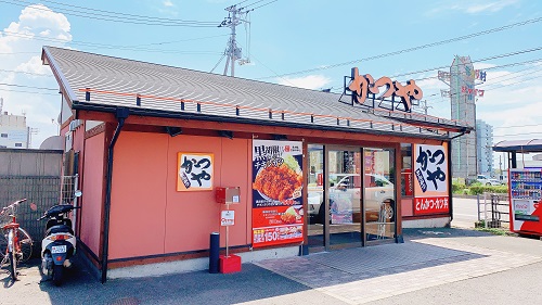 かつやの店舗前