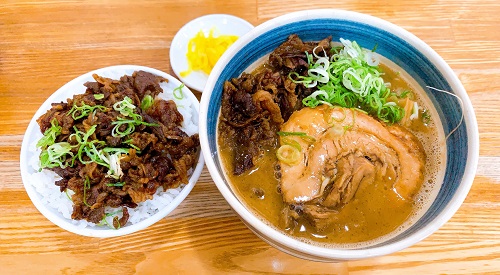 中華そば 田村の牛肉+チャーシュー入り中華そばと牛めし