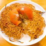 丸ごと乗ったトマトが印象的!中華料理 帆さんのエビとトマトの両面かた焼きソバ☆