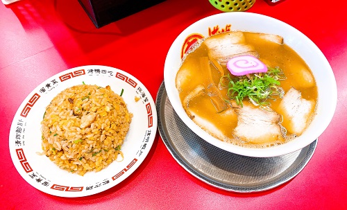 丸高中華そば 神戸二宮店のチャーシュー麵と半チャーハン