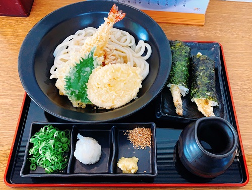 竹内製麵所の天ぷらぶっかけうどんと天むす