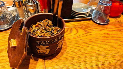 ラー麺 ずんどう屋 神戸三宮東店の高菜と調味料