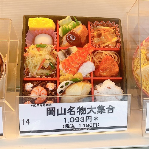 岡山駅キヨスクの岡山名物大集合のディスプレイ