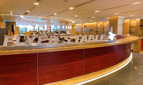 FLYER'S TABLEの店舗前