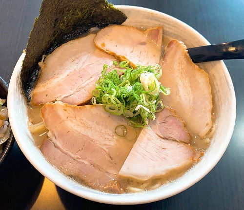 徳島ラーメンふじいの小松島系白色スープ肉入