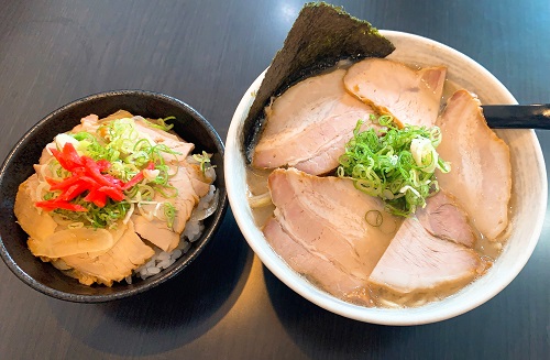 徳島ラーメンふじいの小松島系白色スープ肉入と豚丼