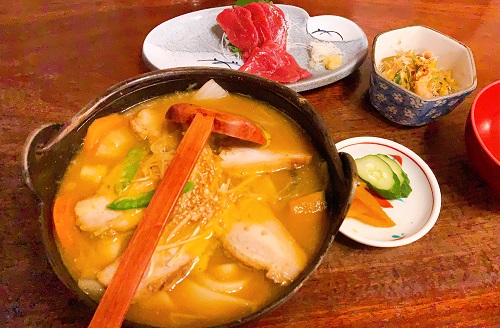 甲州ほうとう・小作 甲府駅前店の焼豚ほうとうと馬刺のセット