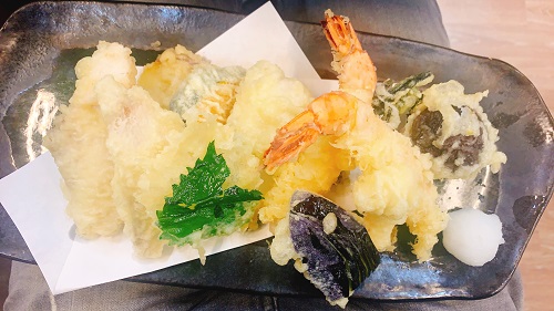 とれたて食堂の天ぷら盛り合わせ(上)